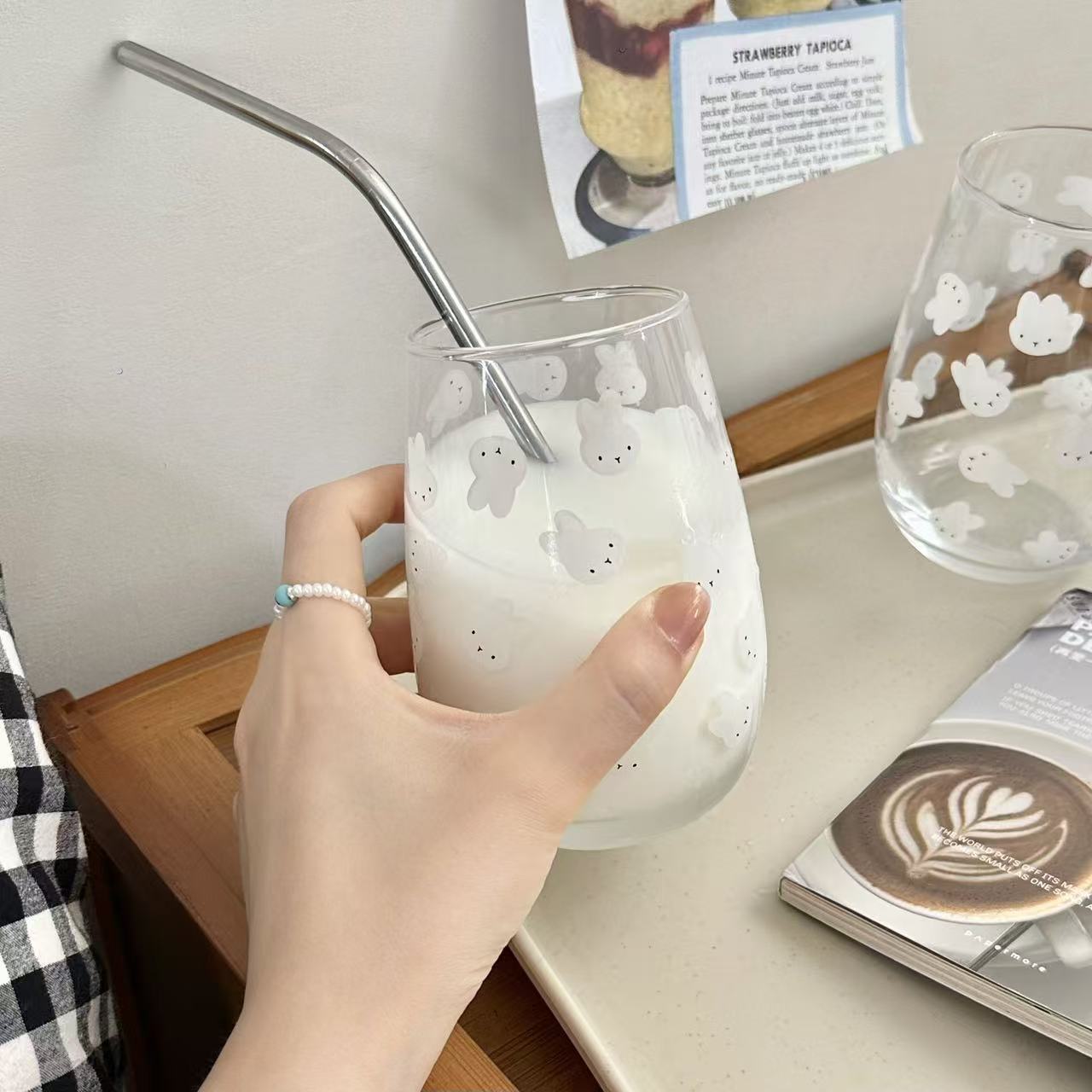 Uroczy szklany kubek z nadruki – Coffee Tea & Jane recenzja i cena